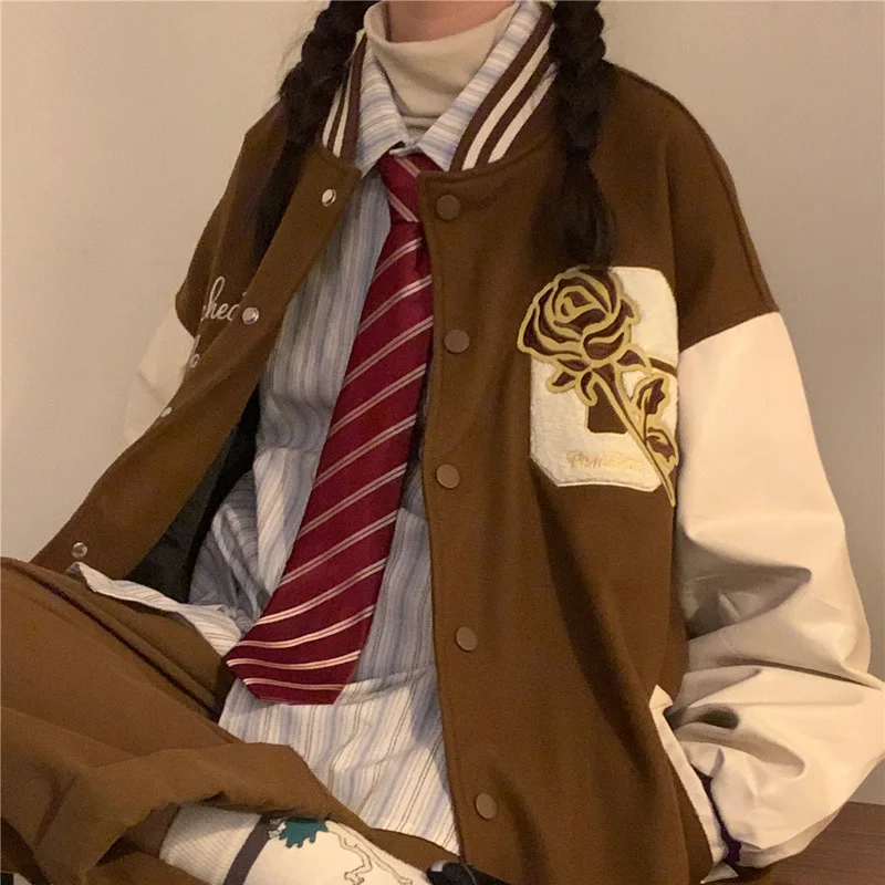 ストライプネクタイ付き学生風赤色制服シャツ：中古制服と新品の価格・デザイン比較で選ぶべきポイント