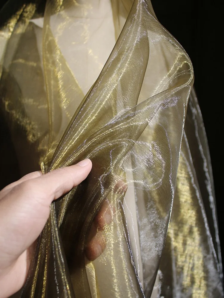 透け感のある金色のオーガンザ生地  ：ウェディングや和服デザインに最適な高級感を実現