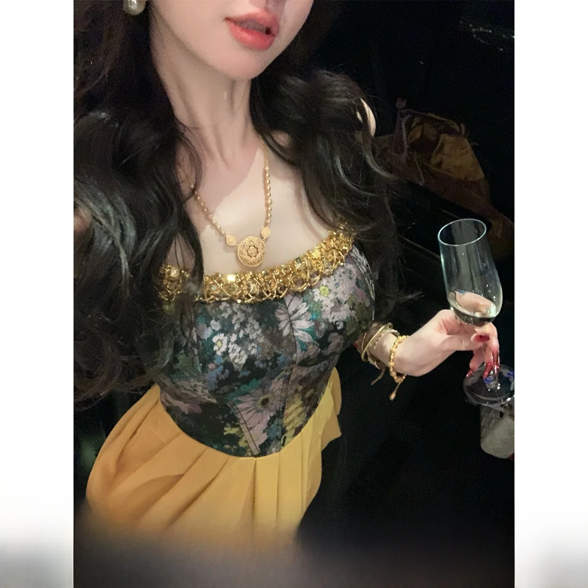 飲み会で華やかに見えるドレスは、本当に存在するのか？