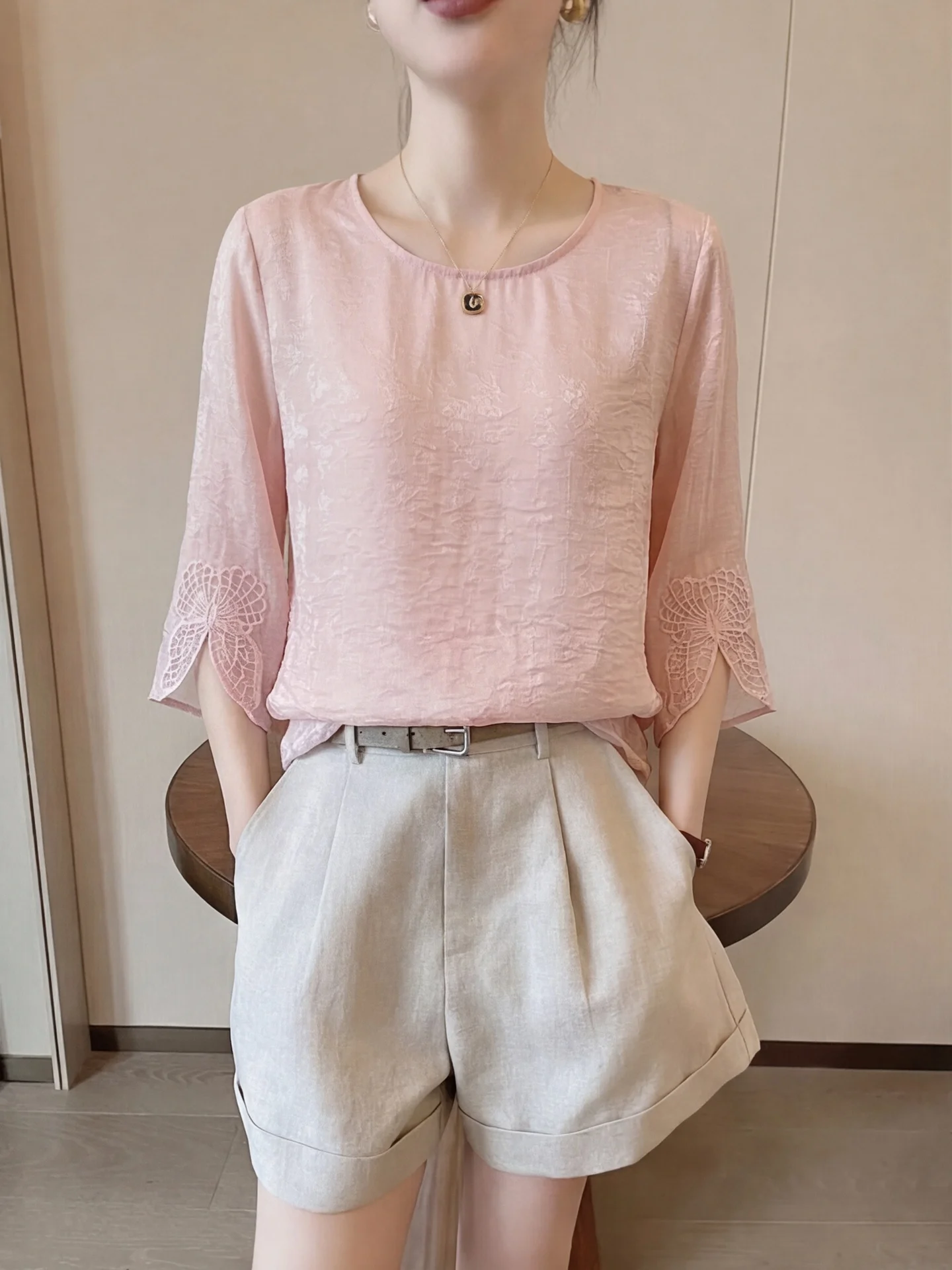 50代の夏に着るトップスは、本当に「優しさ」を選ぶべき？