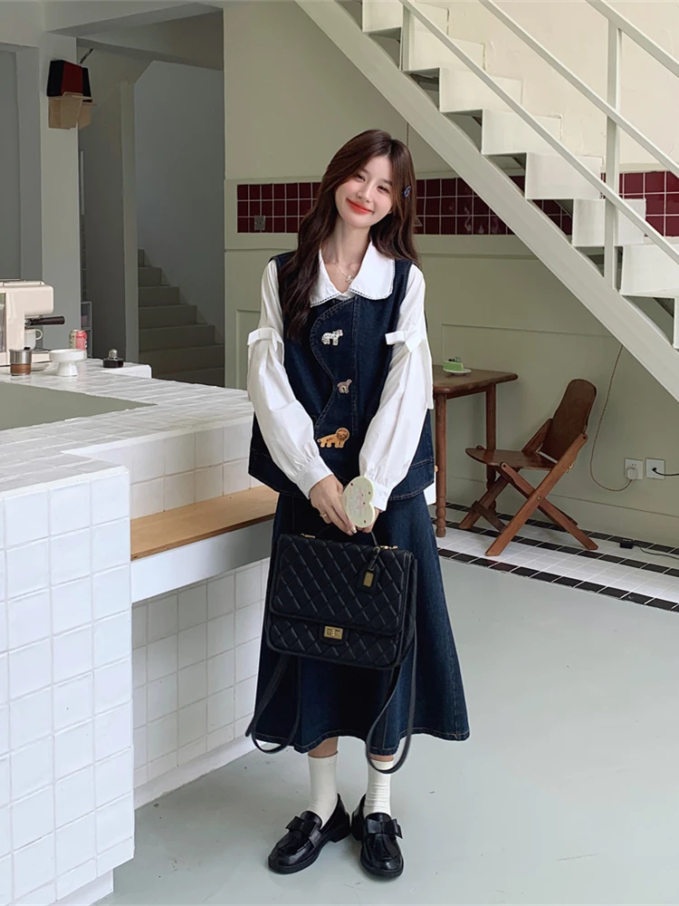トレンドフェミニンの秋にぴったりな「ドール風シャツとデニムベスト、ミディスカート」は、どう選ぶ？