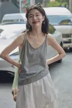 シンプルなデザインのワイドストラップタンクトップ【女性用・薄手・グレー・夏用】