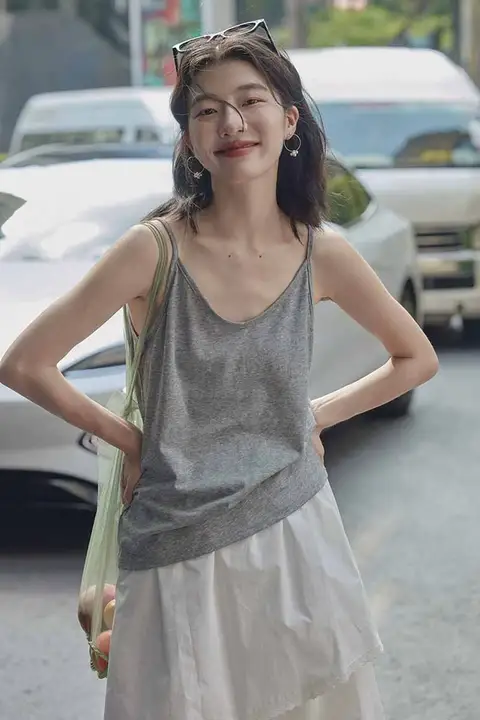 シンプルなデザインのワイドストラップタンクトップ【女性用・薄手・グレー・夏用】
