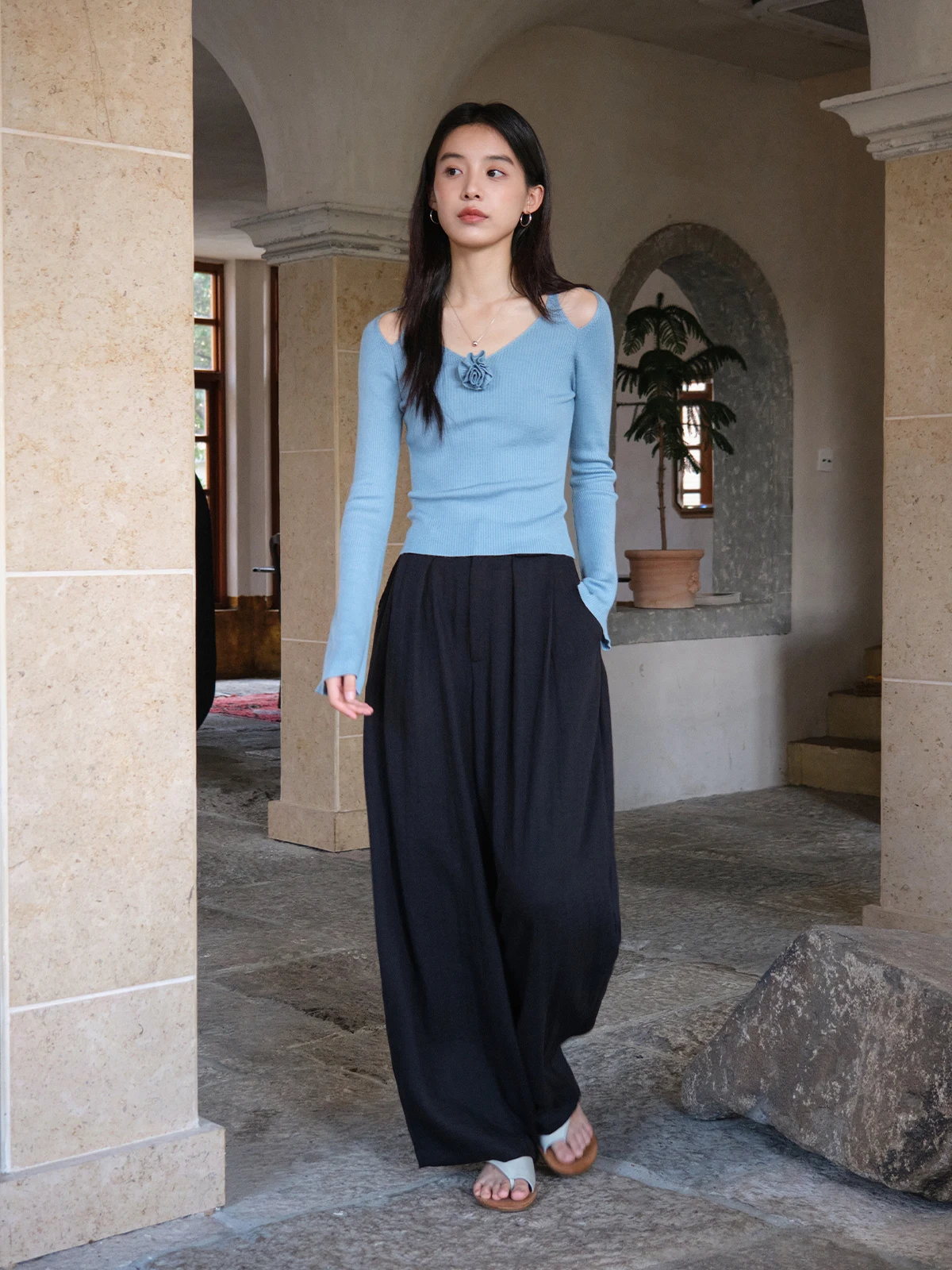 ピンク パンツ と ルージュパンツ で悩むなら、今こそ選ぶべき「ボタニカルローズ柄リネン混合ランタンパンツ」は？