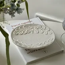 フランス風陶器製浮彫りデザインのトレイ【高級感ある陶器製・ソープディッシュ・洗面所用】