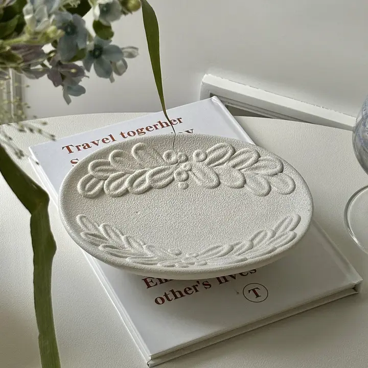 フランス風陶器製浮彫りデザインのトレイ【高級感ある陶器製・ソープディッシュ・洗面所用】