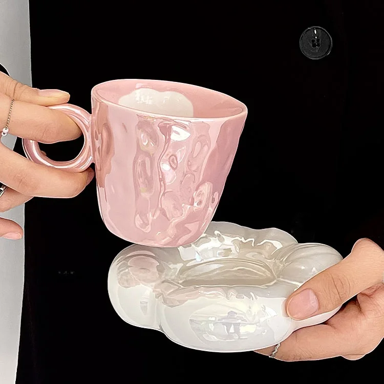 手描きピンク雲モチーフ 陶器製カフェカップ＆ソーサーセット【かわいいデザイン・誕生日ギフトに最適】