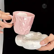 手描きピンク雲モチーフ 陶器製カフェカップ＆ソーサーセット【かわいいデザイン・誕生日ギフトに最適】