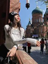 白字デザインTシャツ【女性用・スリムフィット・長袖・ショート丈】