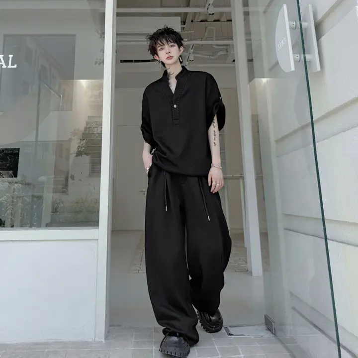 刺繍入り ネックラインデザインの半袖シャツとカジュアルパンツ（セットアップ対応）