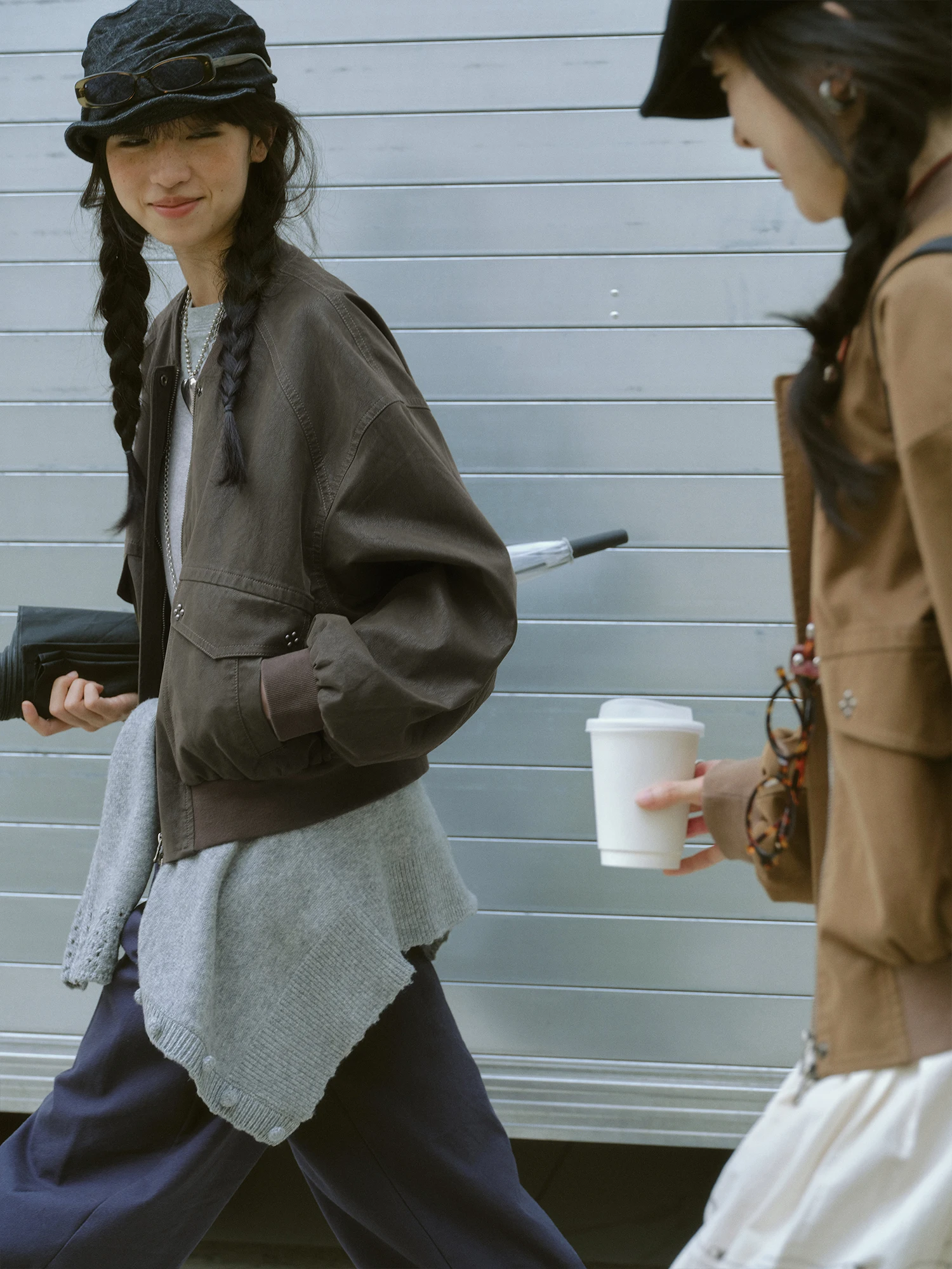 サテン ブルゾンは冬に着るべきなのか？実は、これひとつで解決できる