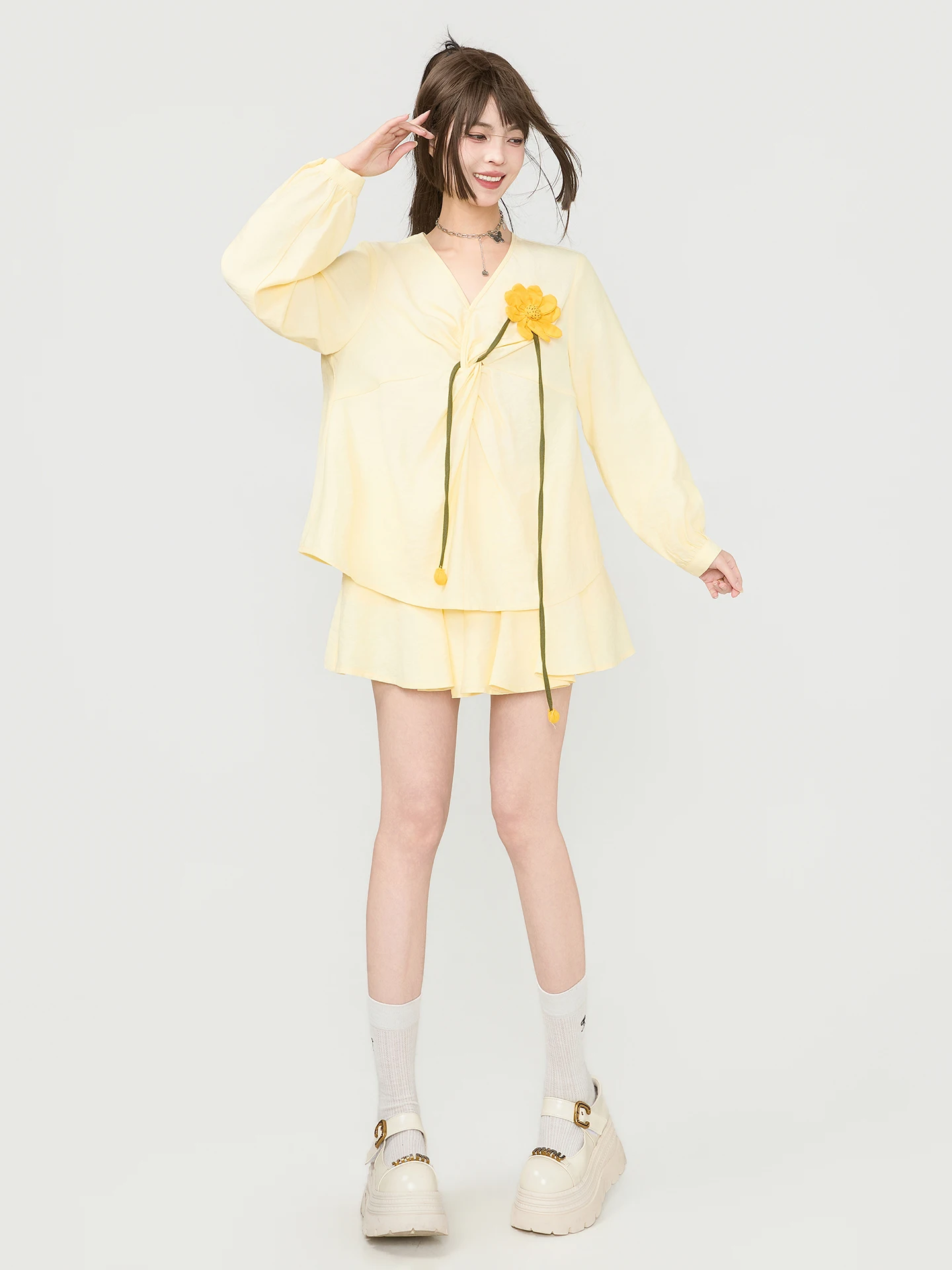 明るい服を選ぶときに迷うなら、このイエローのセットアップが救う