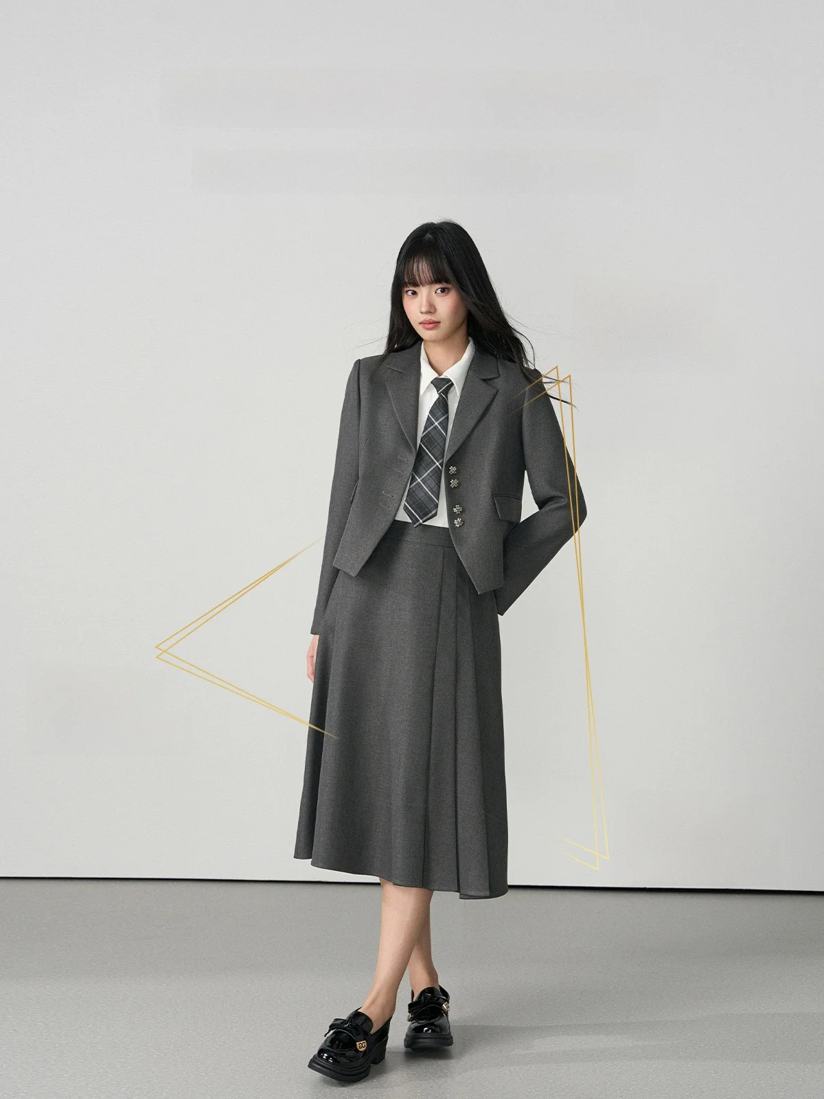 オフィスカジュアル面接で失敗しない服装は？ブラックショートジャケットの選び方