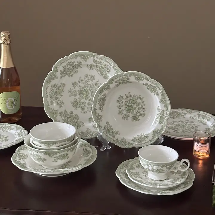 フランス風デザインの陶器製花柄プレート【浮彫りエッジ・グリーンローズ・カフェカップ・デザート皿】（セットアップ対応）