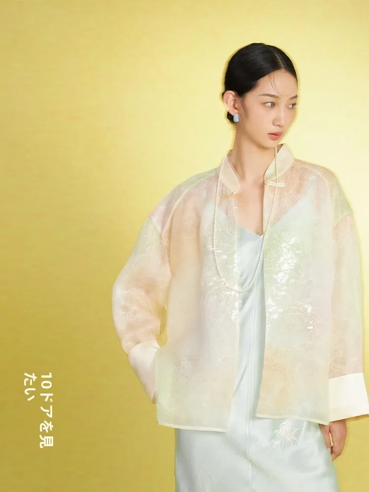 10月に着る服は、夏服とどう違う？国風のシルクブラウスが教えてくれる季節の選び方