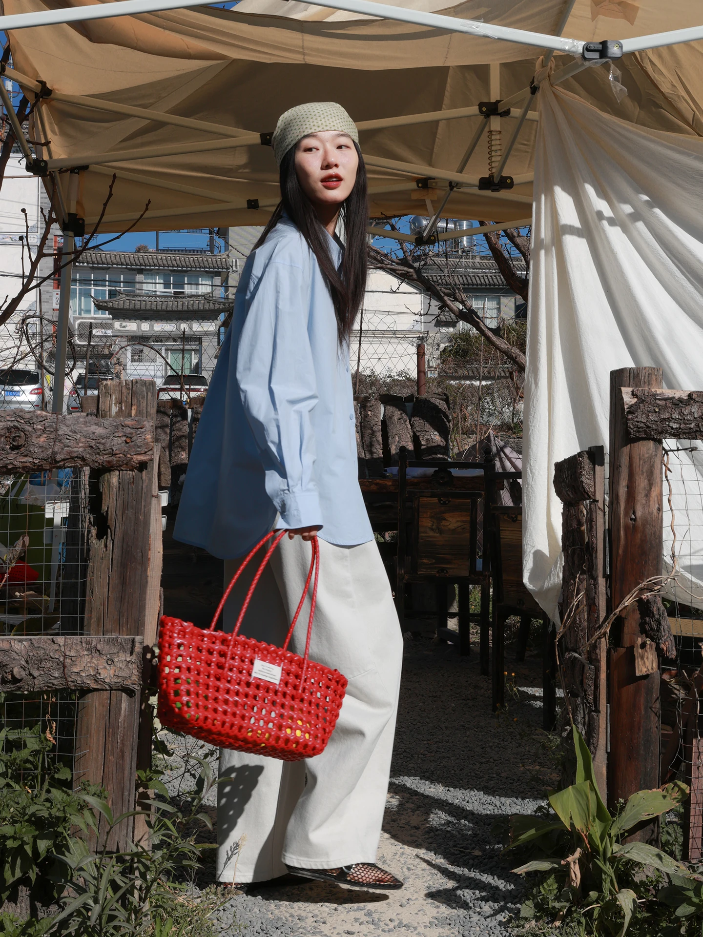 春のカジュアルな高腰デニムパンツ：女性用フィットスタイルの実用性と着こなしのバランス