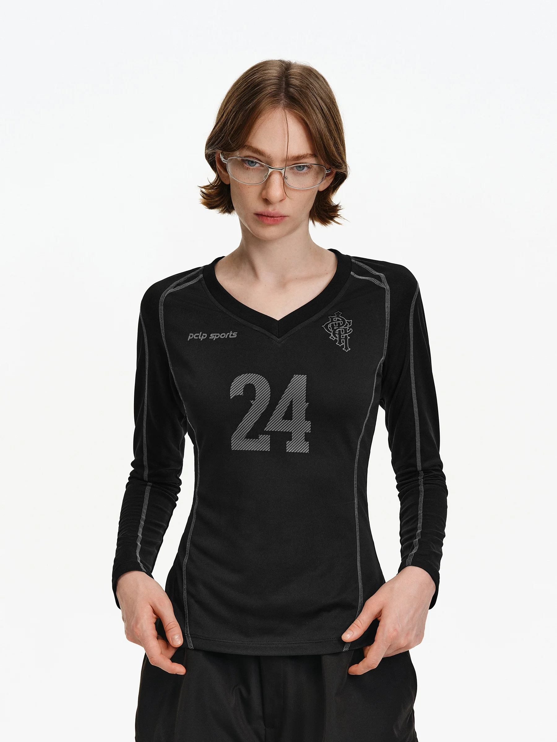 40代のスポーツファッション女性に最適なVネック長袖Tシャツ｜レトロスタイルと軽量機能のバランス