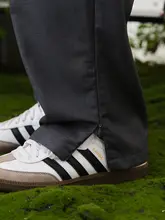 ゆったりとした テーパードパンツ リラックスシーンにぴったり シンプルな日本スタイル