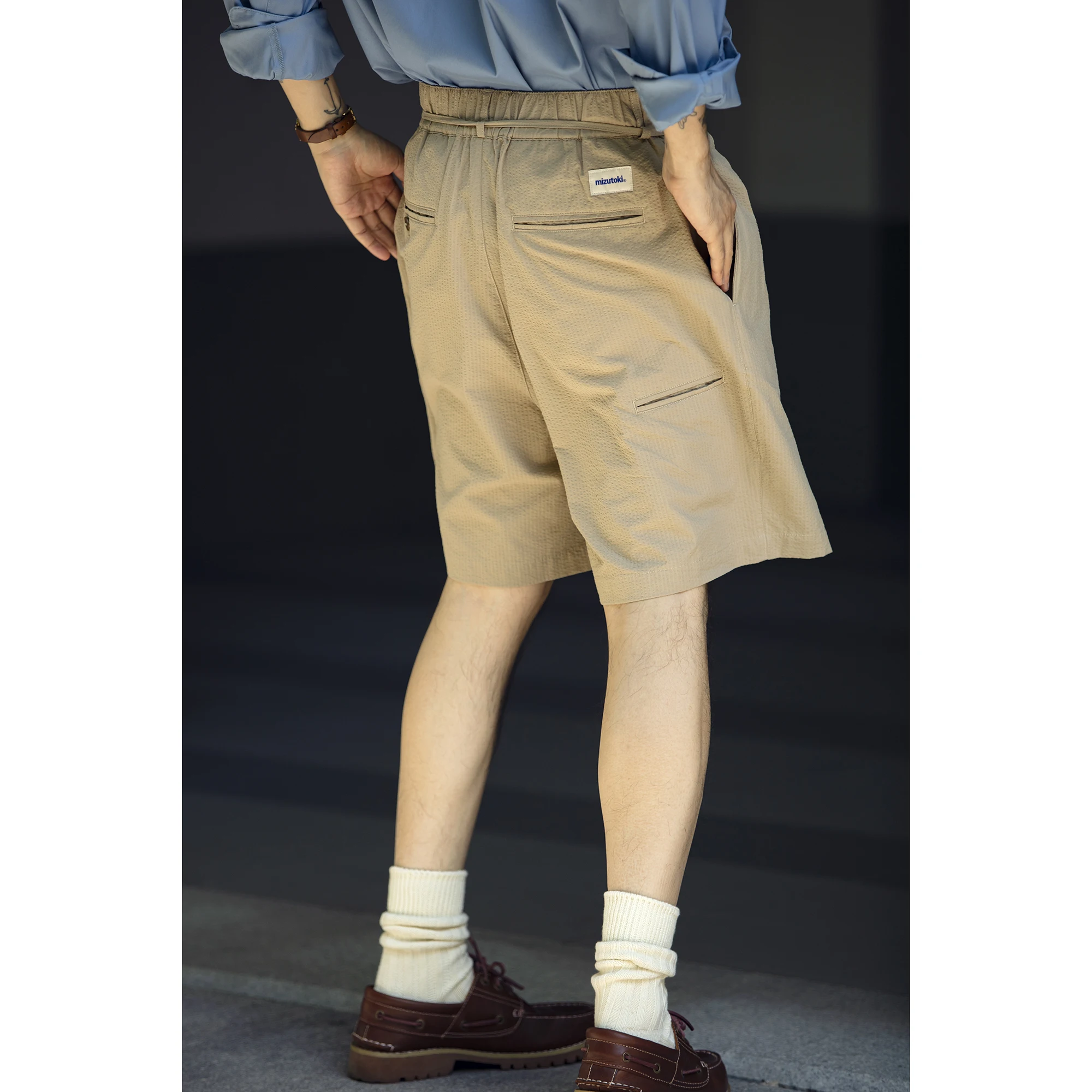 ツイストデザインのウエストゴムショートパンツ：カジュアルスタイルで快適な夏の着用感を実現