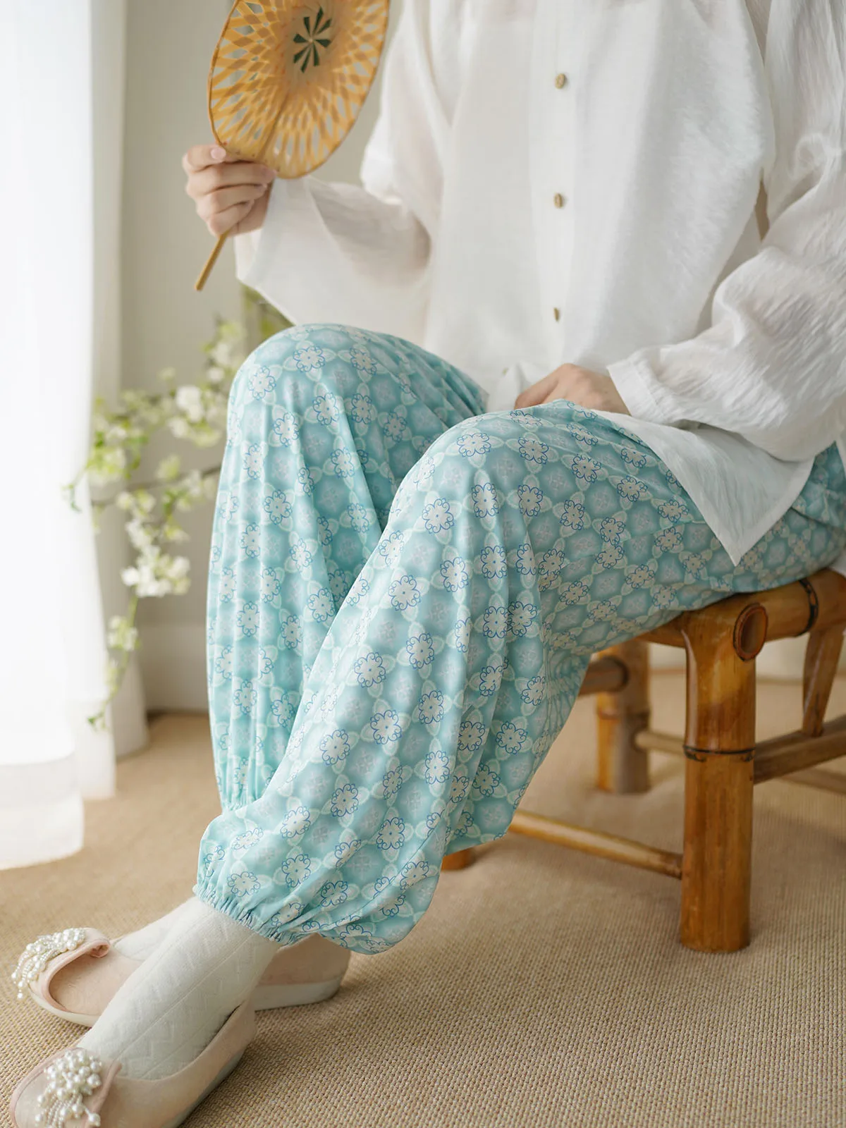 40代の結婚式でパンツスタイルを着るなら、花柄レギンスが救う理由は？