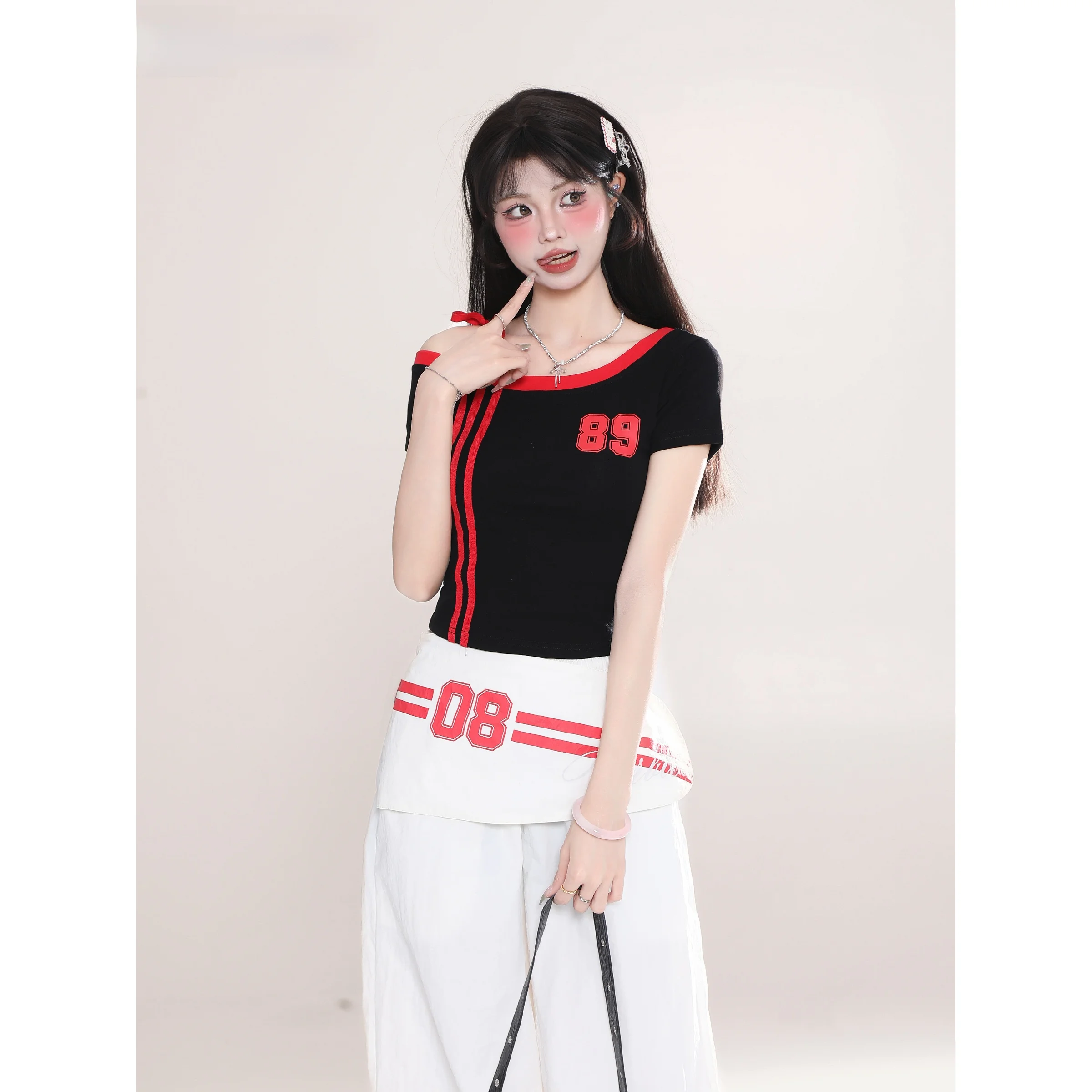 Y2Kコーデの定番アイテムとして人気の斜めショルダーTシャツとは？