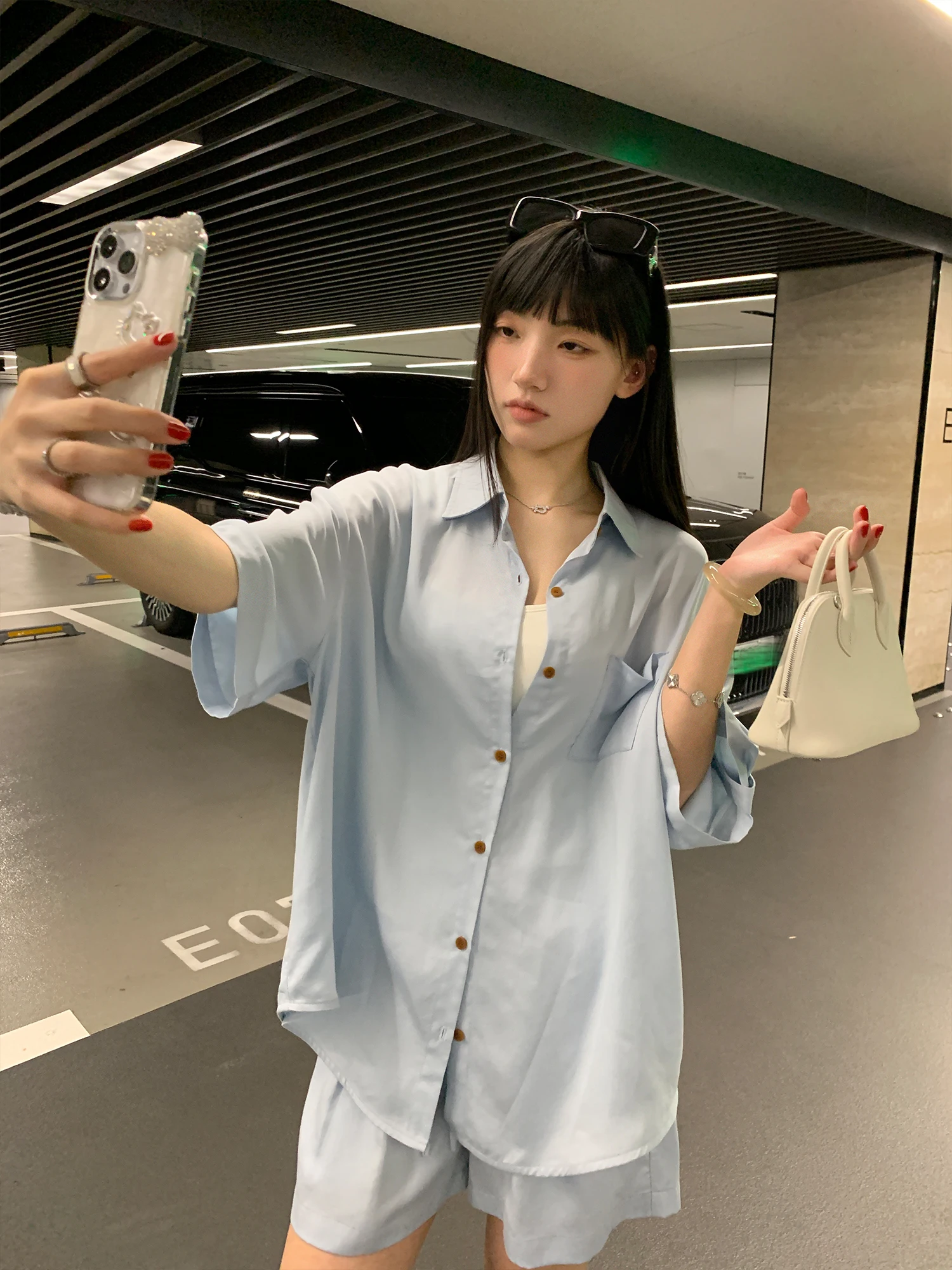 高校生 メンズ コーデ にどんなシャツがおすすめ？柔らかなライセリルの夏用セットアップが今、注目されている