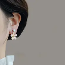 華やかなデザインのピンク花モチーフイヤリング【耳飾り】