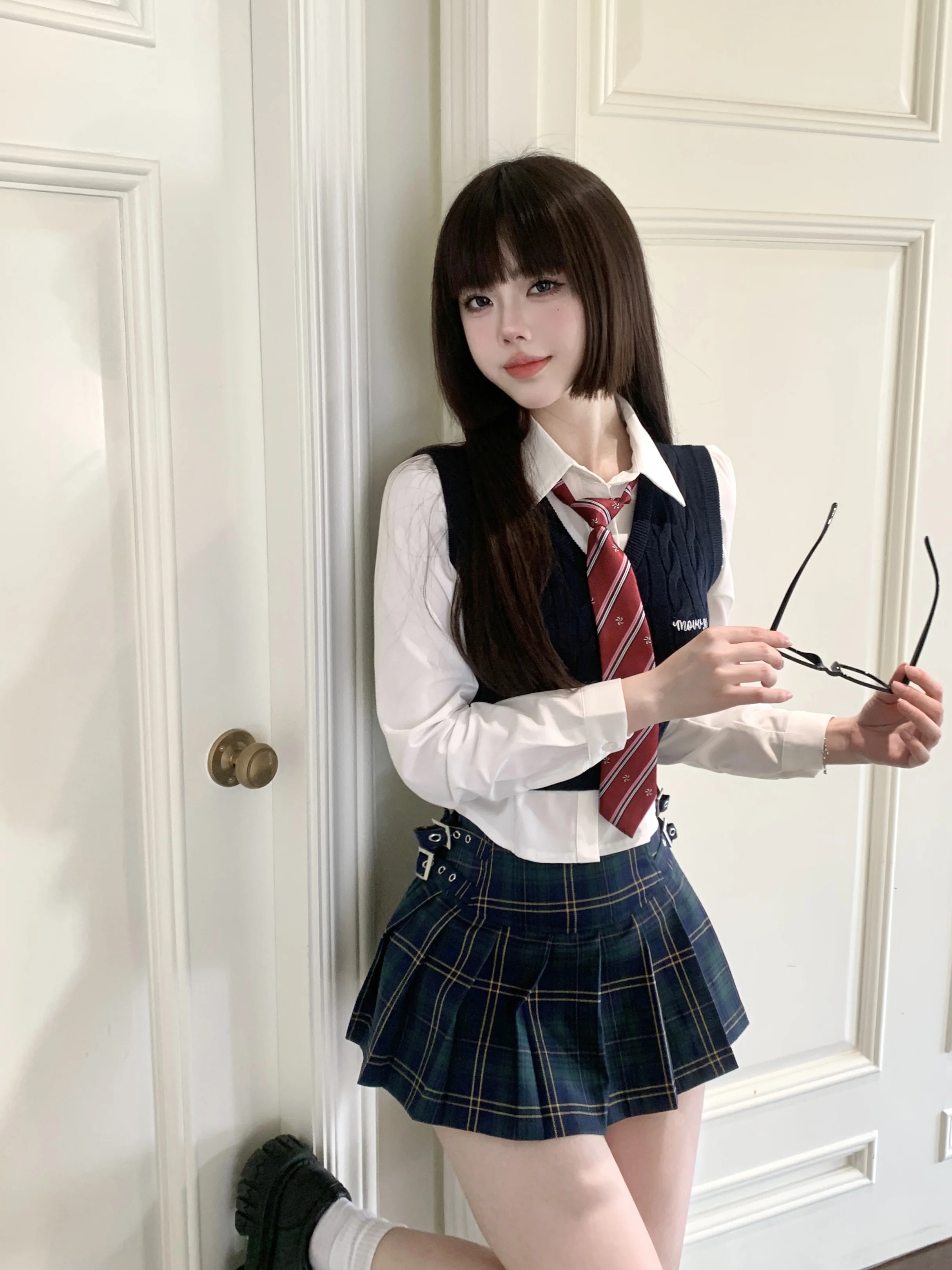 制服風アメリカンニットベストとチェック柄スカート：秋の学院風着こなしに最適な2wayスタイル
