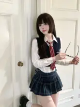 制服風アメリカンニットベストとチェック柄スカート