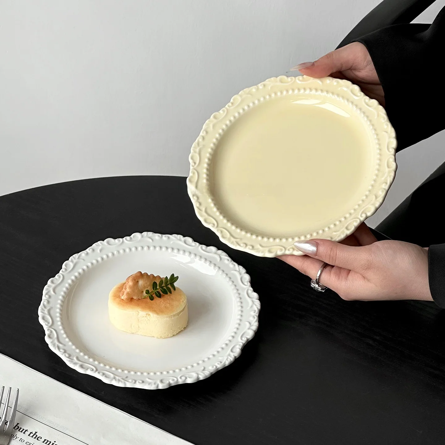 フランス風ビンテージケーキプレート：浮き彫りデザインで上品な法式甜品を表現