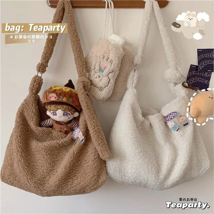 ハンモックバッグとボアミニショルダーバッグ、どちらが日常に合うの？