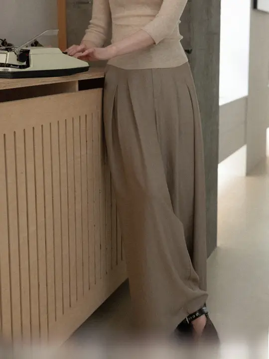 レトロカジュアルなカーキ色のハイウエストパンツ【ワイドレッグ・ストレートシルエット・女性用】