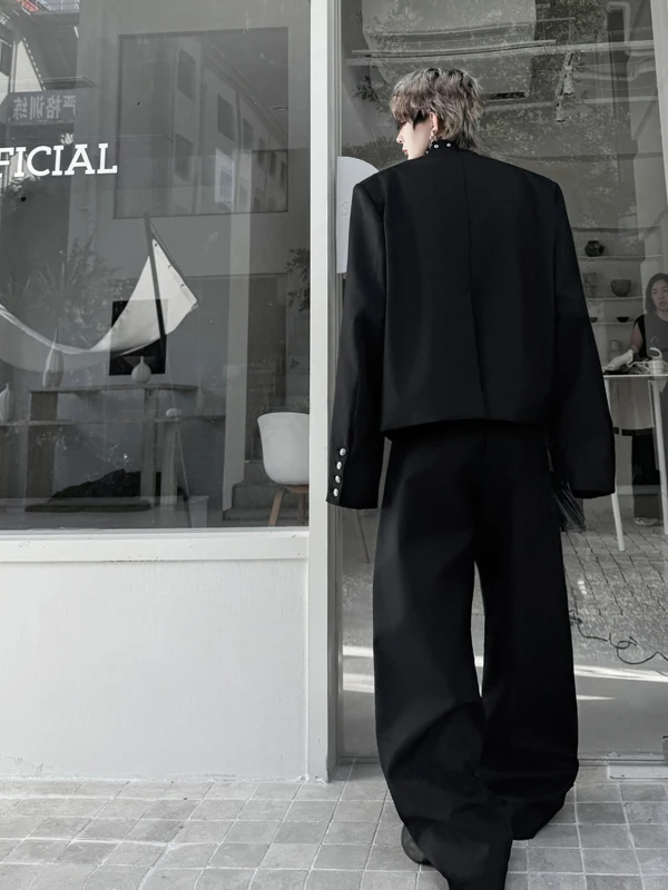 20代後半の男性に贈る洋服プレゼントは、黒スーツ黒シャツよりこのショートジャケットセットがおすすめ？
