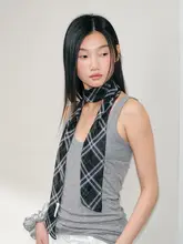 格子柄シルクスカーフ【取り外し可能な小花付き・おしゃれなデザイン】