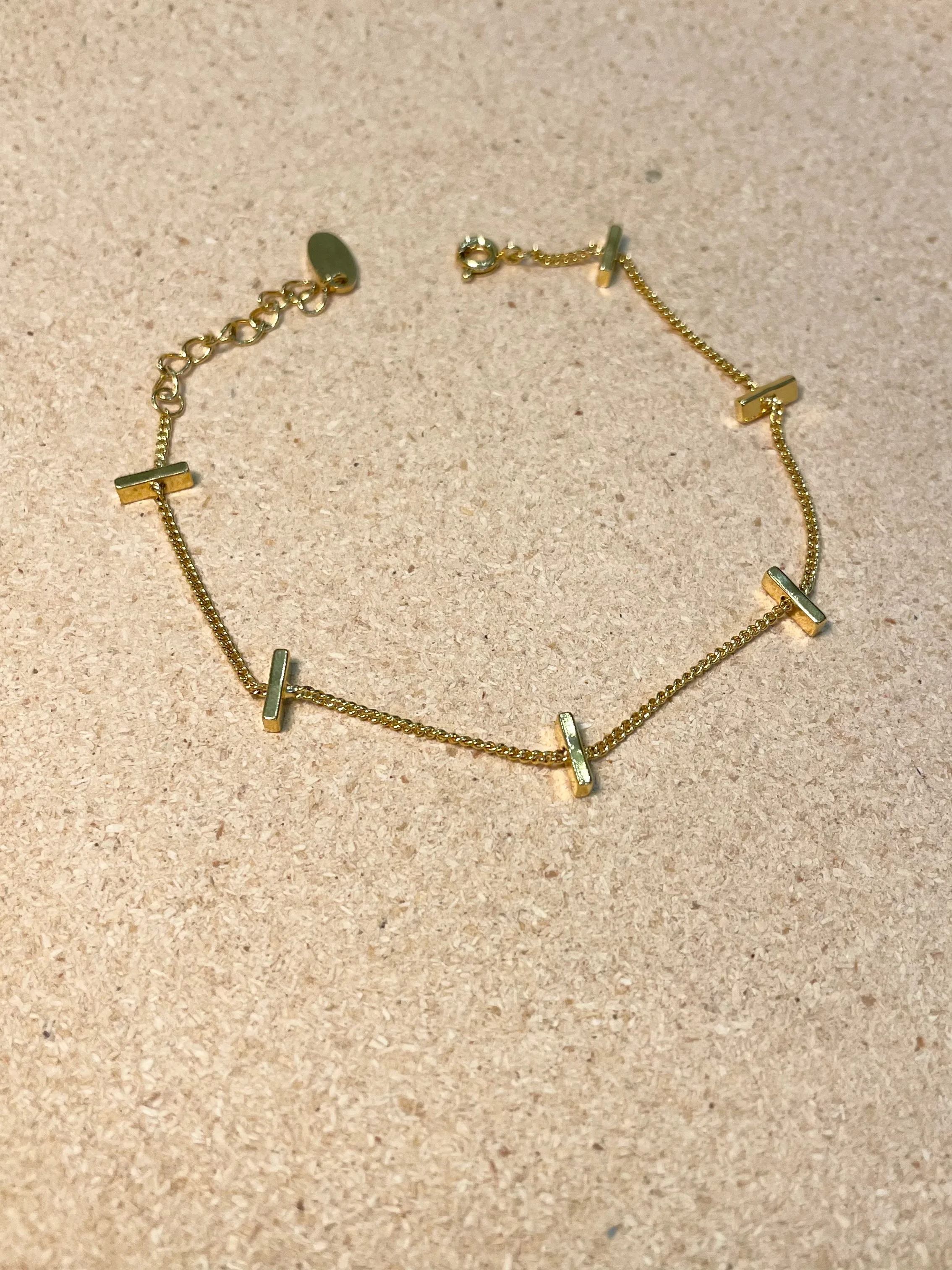 40代の女性にぴったりのブレスレットは、シンプルさと高級感のバランスが鍵！