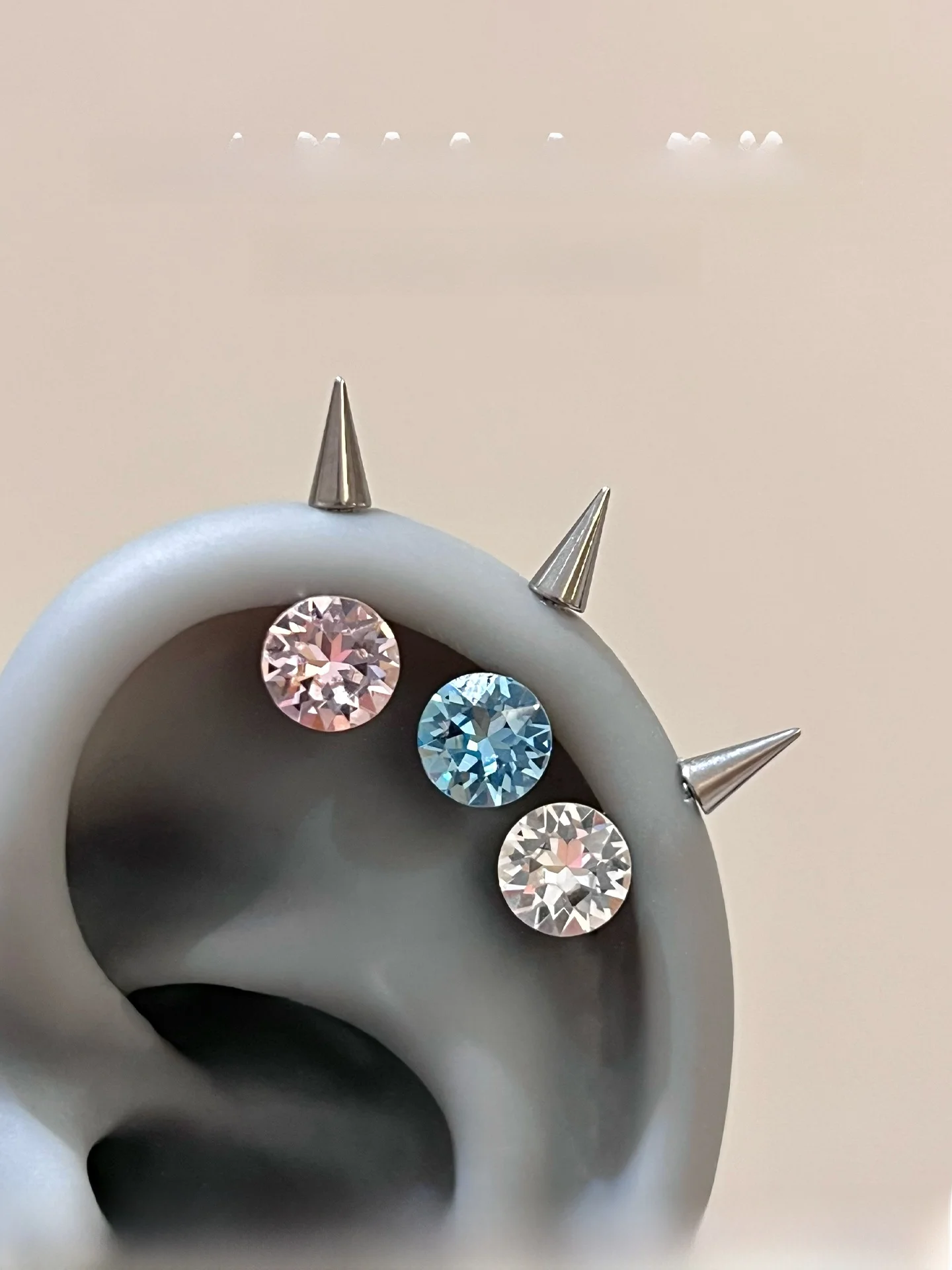 耳に差す「悪魔のスパイクチタン合金ピアス」は、本当にファッションのアクセントになるのか？