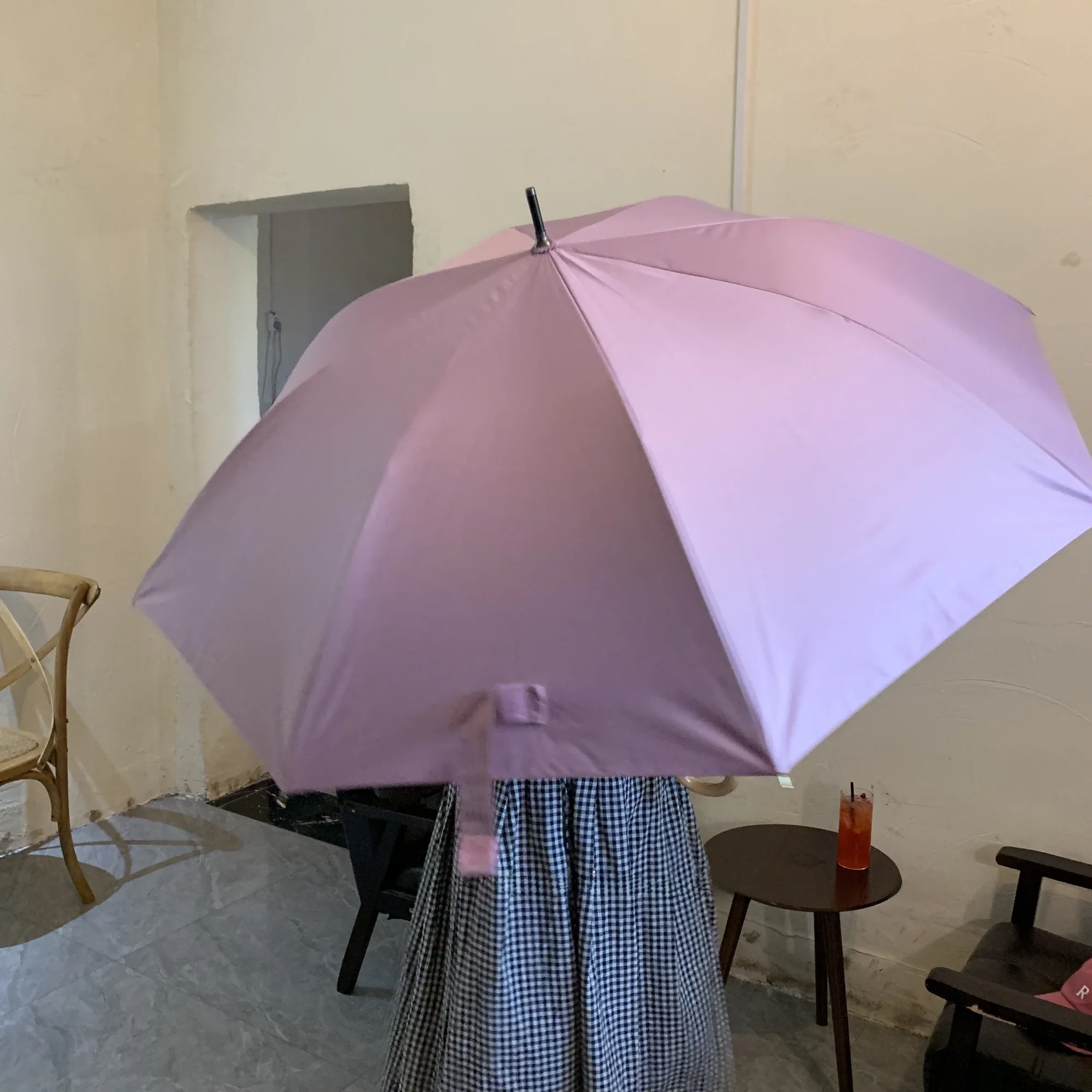 糯紫色の黒ゴム長傘：レトロシンプルデザインで晴雨両用の実用性を実証