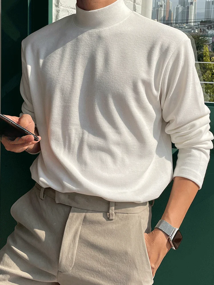 長めのTシャツをどう選ぶ？「白いハイネック長袖Tシャツ」が通勤と日常で救う理由