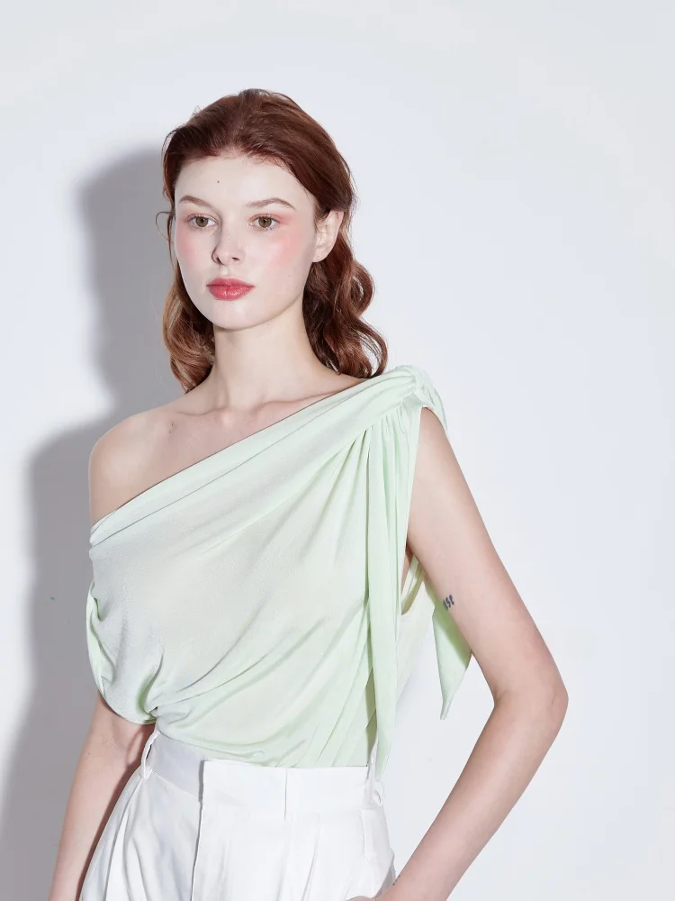 斜め肩ニットトップ：off shoulderデザインの法式エレガンスと高弾力素材の実用性