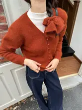 優しいデザインのVネックウールニットセーター【ウサギ毛・冬用・フィット】（セットアップ対応）