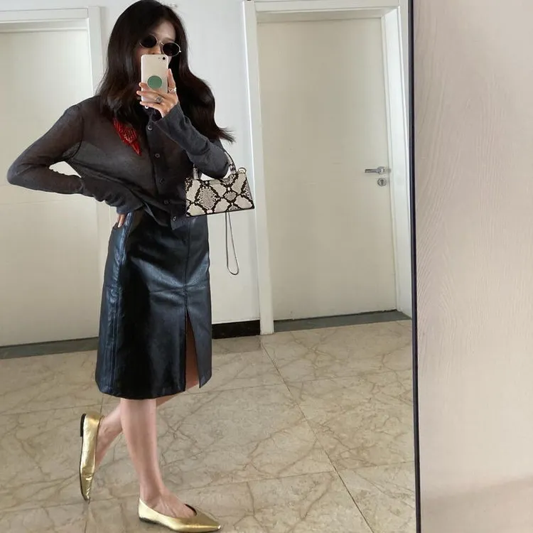 30代女性の通勤スタイルにぴったり？エレガントなレトロ風黒レザースカートの選び方とは