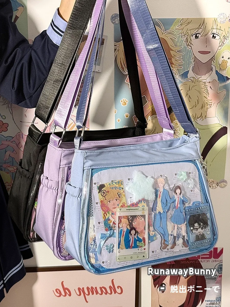 かわいいカレッジスタイルの女の子 クロスボディバッグ：ポシェット サブバッグ コーデに最適なデザインと機能