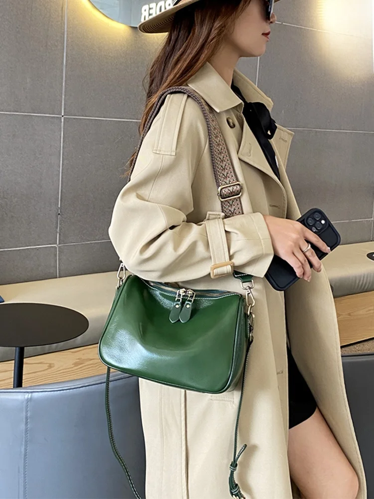 どんな服にも合うショルダーバッグを選ぶなら、ベージュとグリーンのどちらがおすすめ？