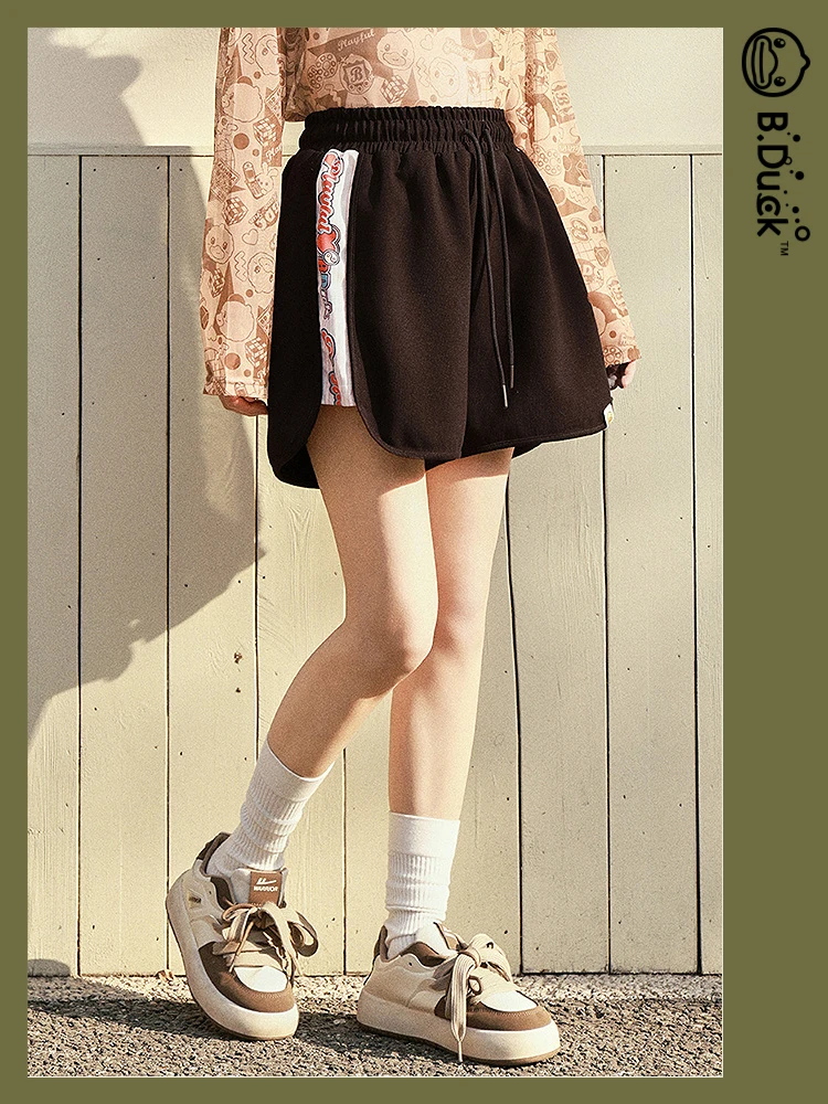 ショートパンツを大人っぽく着こなすには？ベージュプリントの直筒パンツが解決する夏の悩み