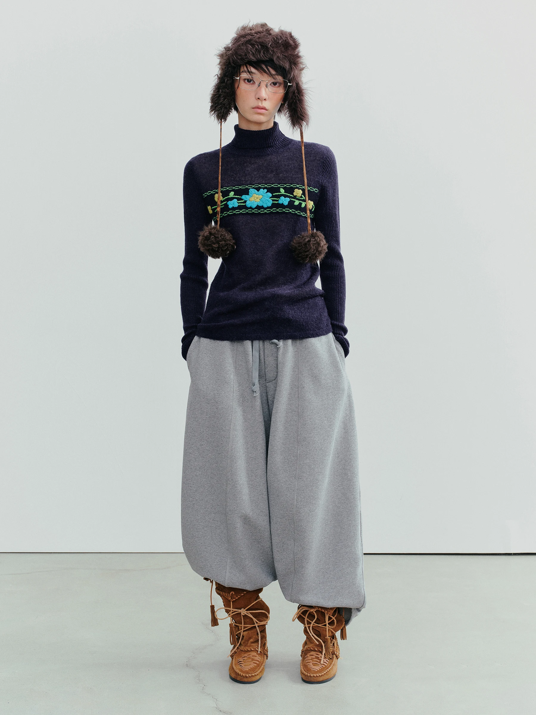 手刺繍デザインのアルパカウールニットプルオーバー：モールニットの特徴と実用性を解説