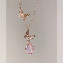 軽やかなデザイン！芙蓉石ペンダントネックレス【蝶モチーフ・鎖骨ライン】