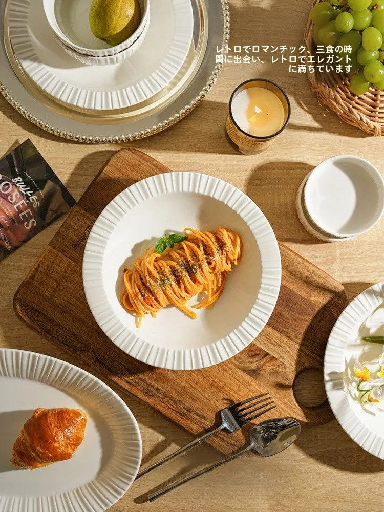 高級感ある白色の平皿：フランス風デ  コレーション用パスタや西洋料理に最適