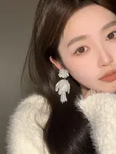 華やかな花とフリンジデザインのイヤリング【ティアード・特別デザイン・ブライダル用】