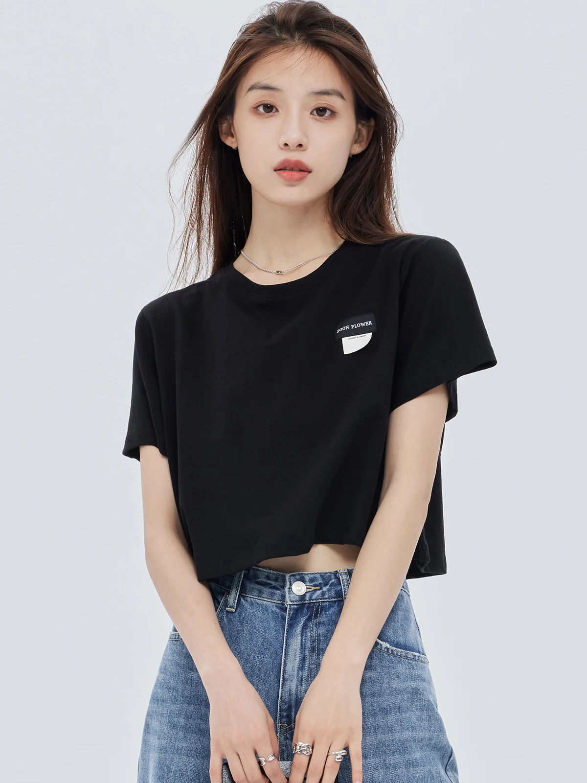 cropped t shirt はどんなときに着るべき？通勤から夏の日常まで、選び方のすべてを解説