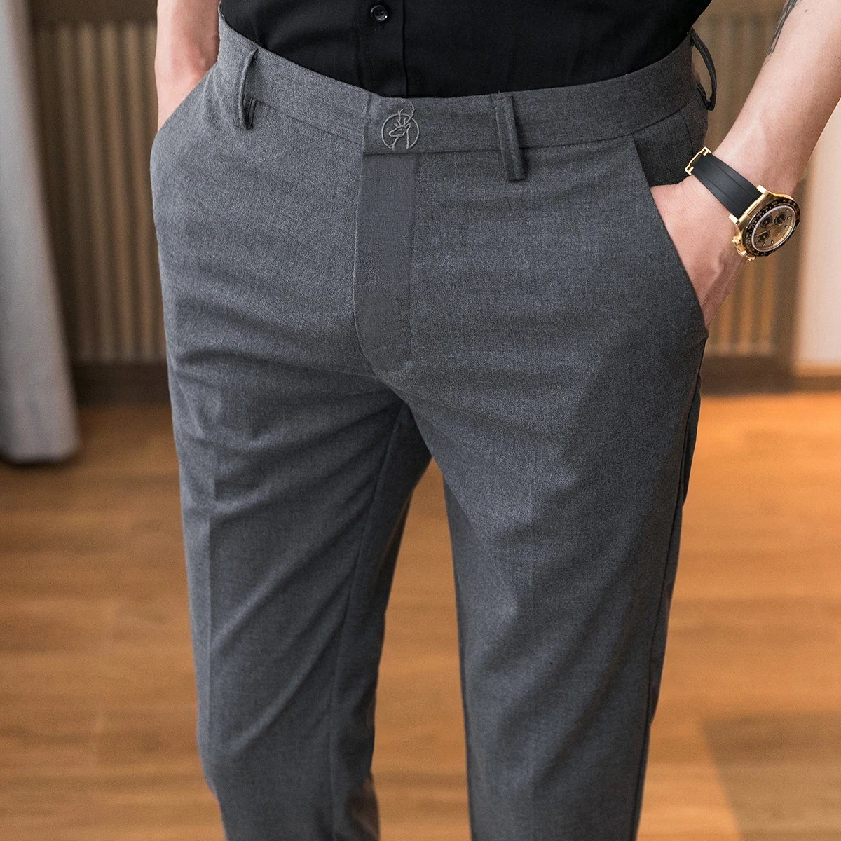 刺繍入り九分丈パンツ：ビジネスシーンで快適な夏用スタイルを実現